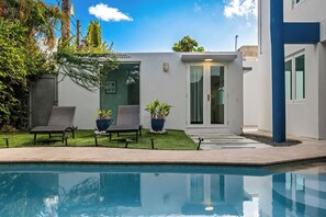 Outdoor pool - Casa Palmera Ocean Park – 7BR, Pool, Outdoor Space & Beach Nearby. (San Juan)