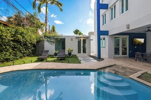 Outdoor pool - Casa Palmera Ocean Park – 7BR, Pool, Outdoor Space & Beach Nearby. (San Juan)