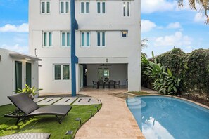 Outdoor pool - Casa Palmera Ocean Park – 7BR, Pool, Outdoor Space & Beach Nearby. (San Juan)