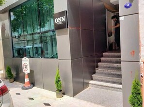 Vista frontal de la propiedad