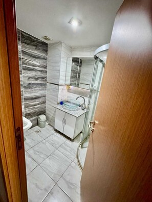 Habitación clásica | Baño | Regadera, toallas, jabón, shampoo 