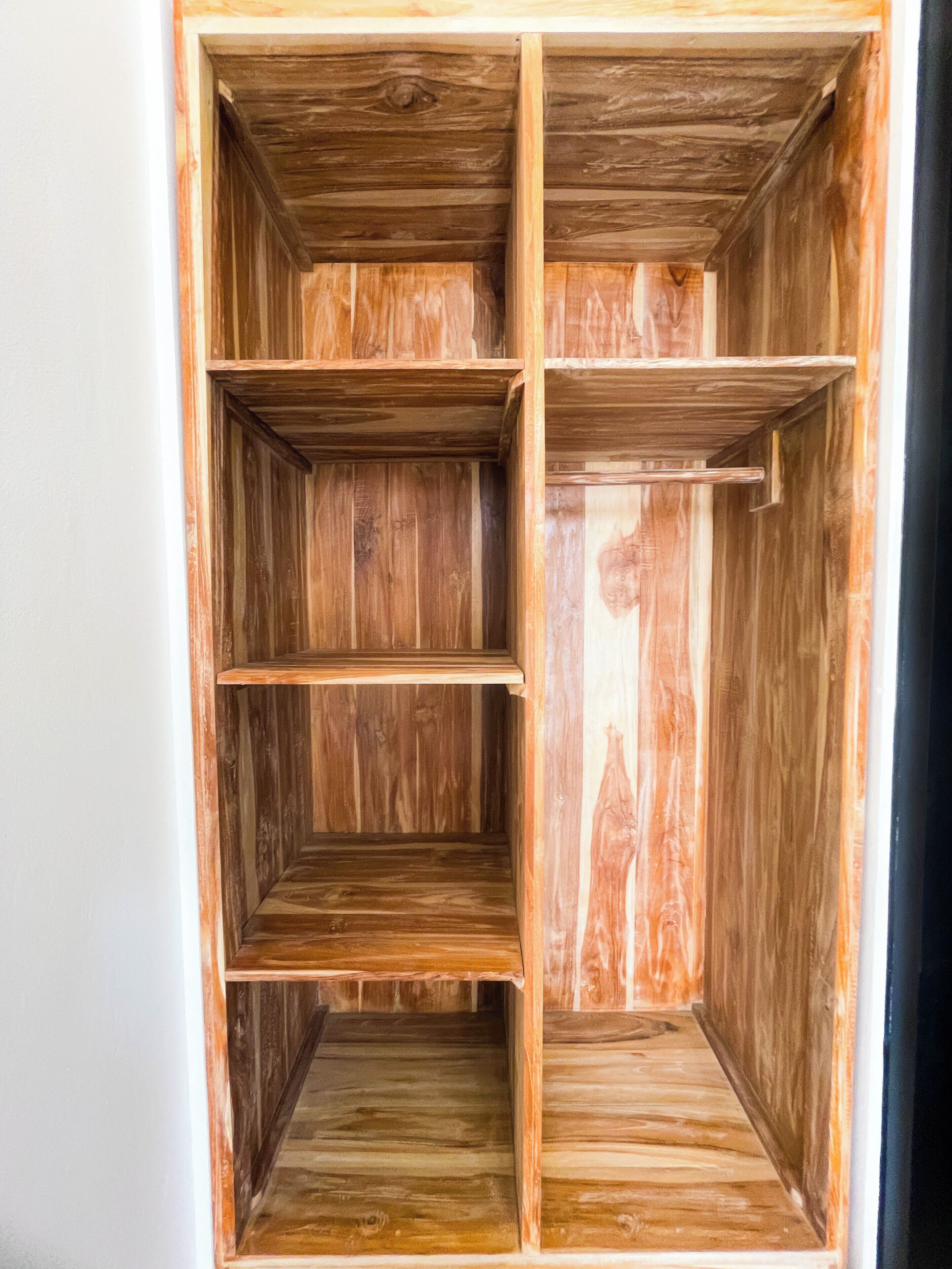 办公桌、免费 WiFi