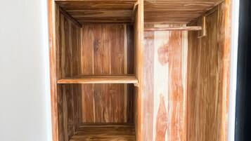 書桌、免費 Wi-Fi