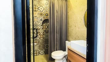 Shower, free toiletries, towels, soap