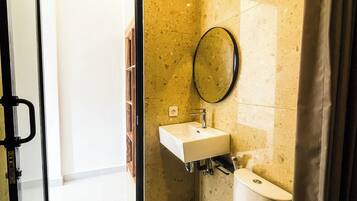 Deluxe tweepersoonskamer, 1 kingsize bed | Badkamer | Een douche, gratis toiletartikelen, handdoeken, zeep