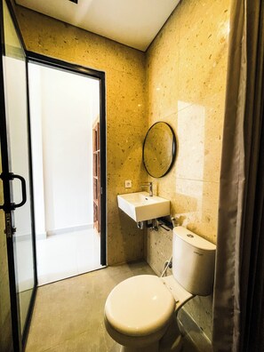 Deluxe Double Room, 1 King Bed | Bathroom | Shower, free toiletries, towels, soap - Sundari Guesthouse Pererenan (Canggu)