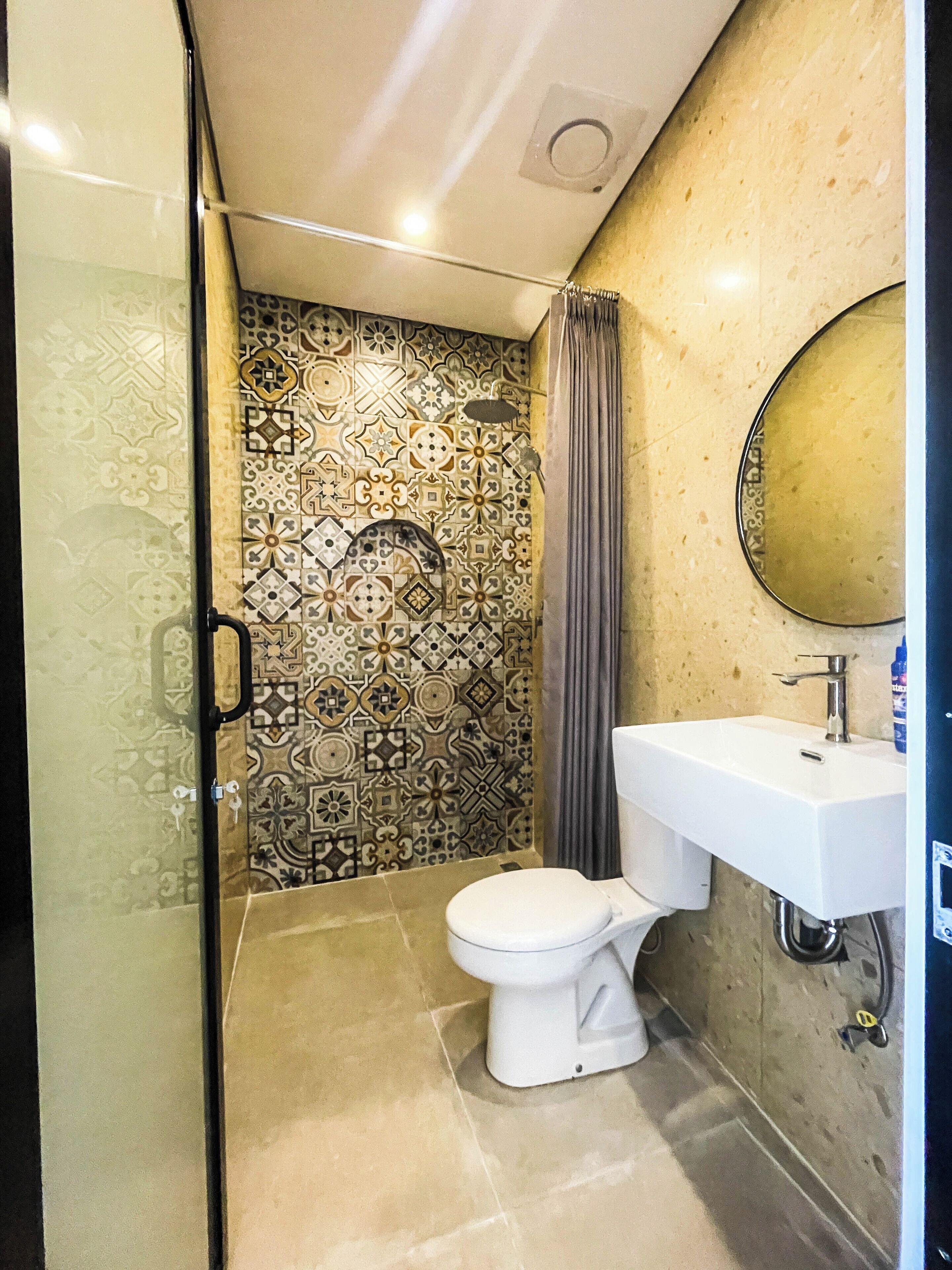 Superior Double Room, 1 King Bed | Bathroom | Shower, free toiletries, towels, soap