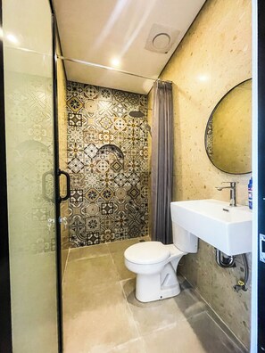 Ducha, artículos de tocador gratuitos, toallas, jabón