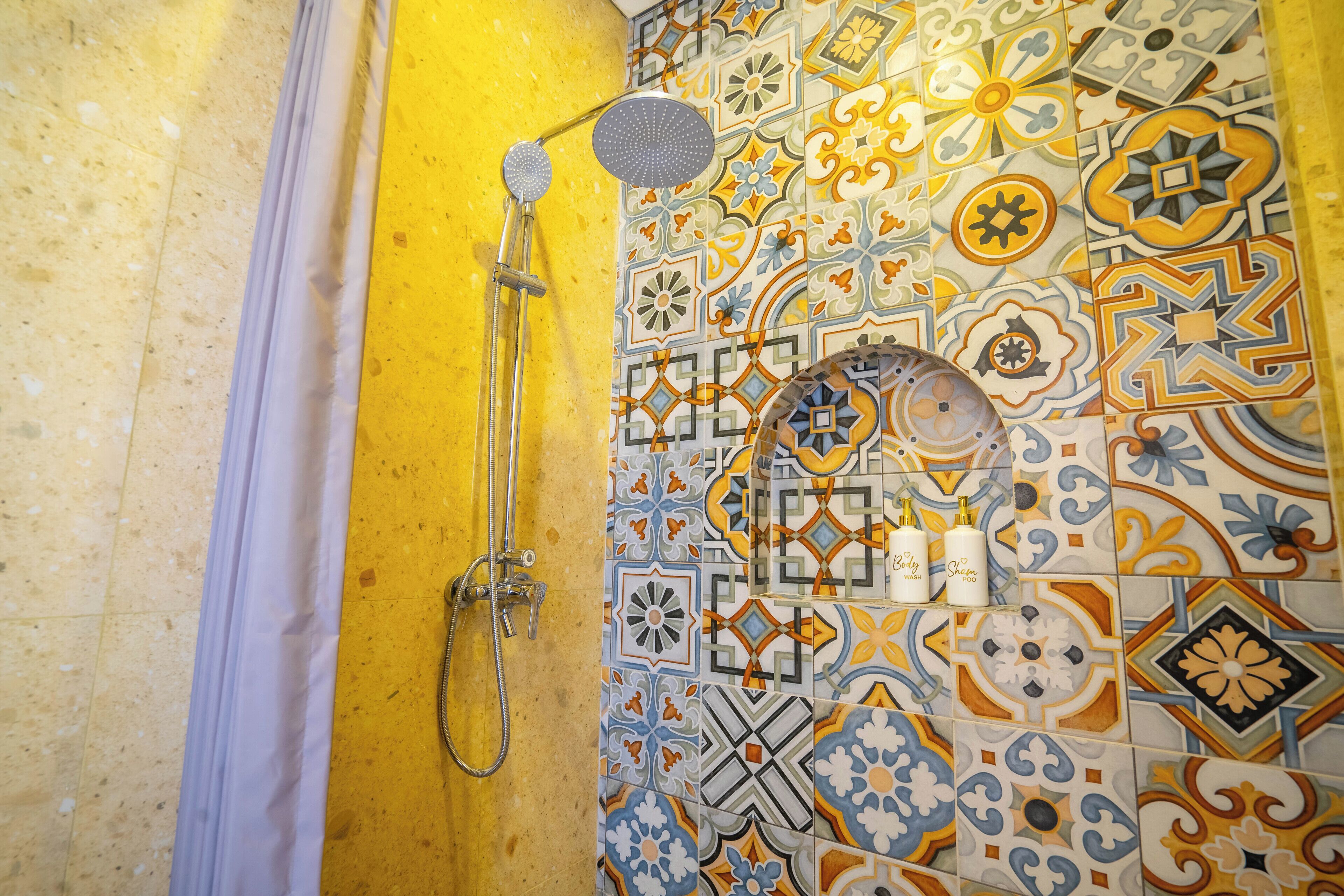 Habitación Confort doble, 1 cama de matrimonio grande | Baño | Ducha, artículos de higiene personal gratuitos, toallas y jabón