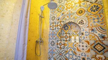 Habitación Confort doble, 1 cama de matrimonio grande | Baño | Ducha, artículos de higiene personal gratuitos, toallas y jabón