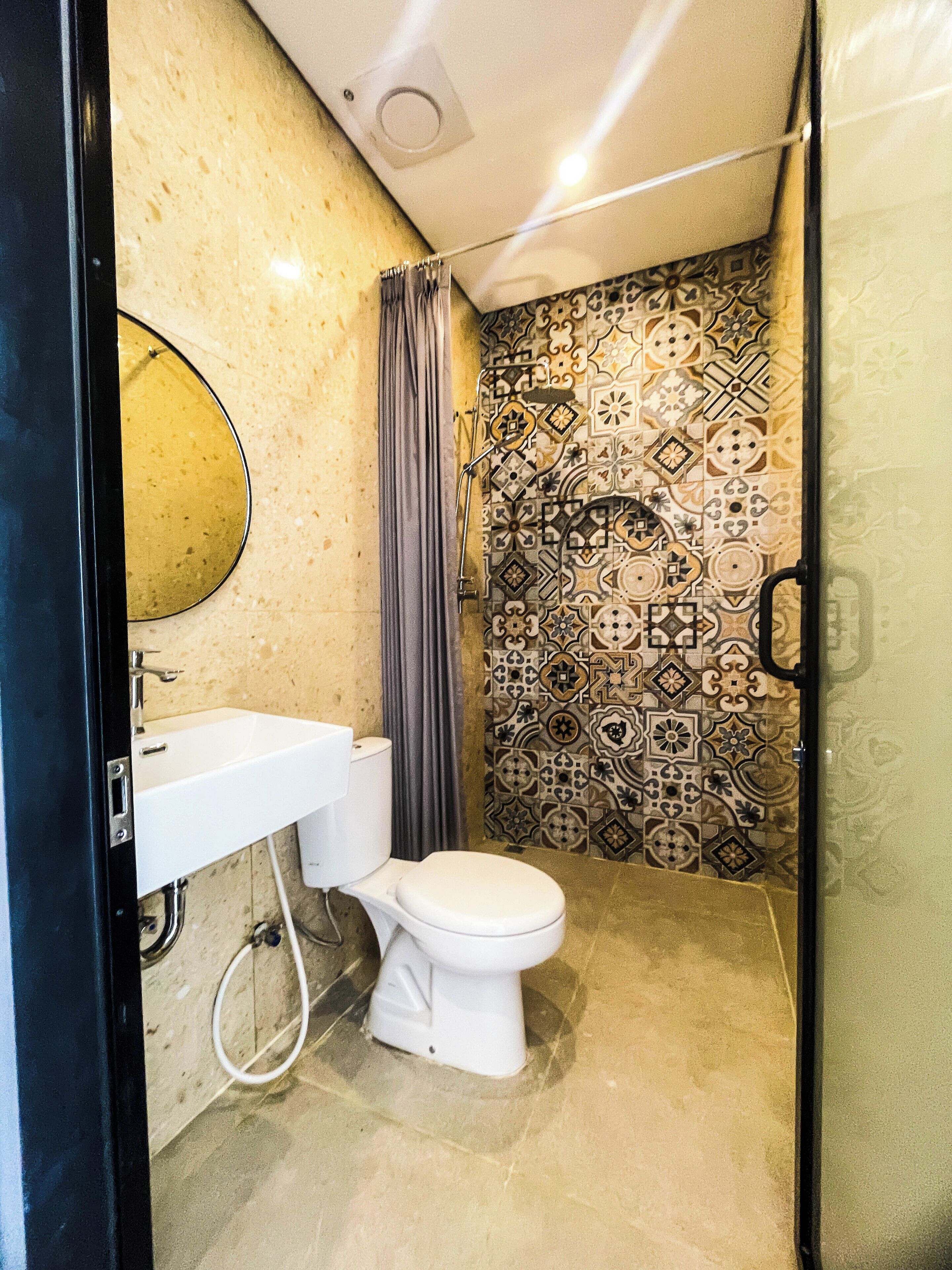 Deluxe-Doppelzimmer, 1 King-Bett | Badezimmer | Dusche, kostenlose Toilettenartikel, Handtücher, Seife