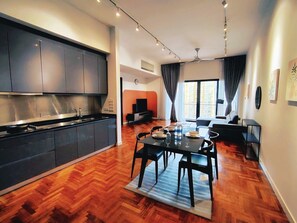 Lyxlägenhet - 2 sovrum - balkong | Vardagsrum | Eldstad och nya filmer