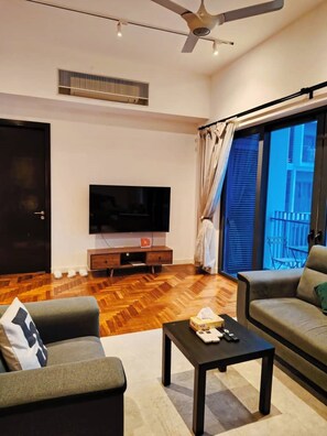 Lägenhet Premium - 3 sovrum - utsikt mot staden | Vardagsrum | Eldstad och nya filmer