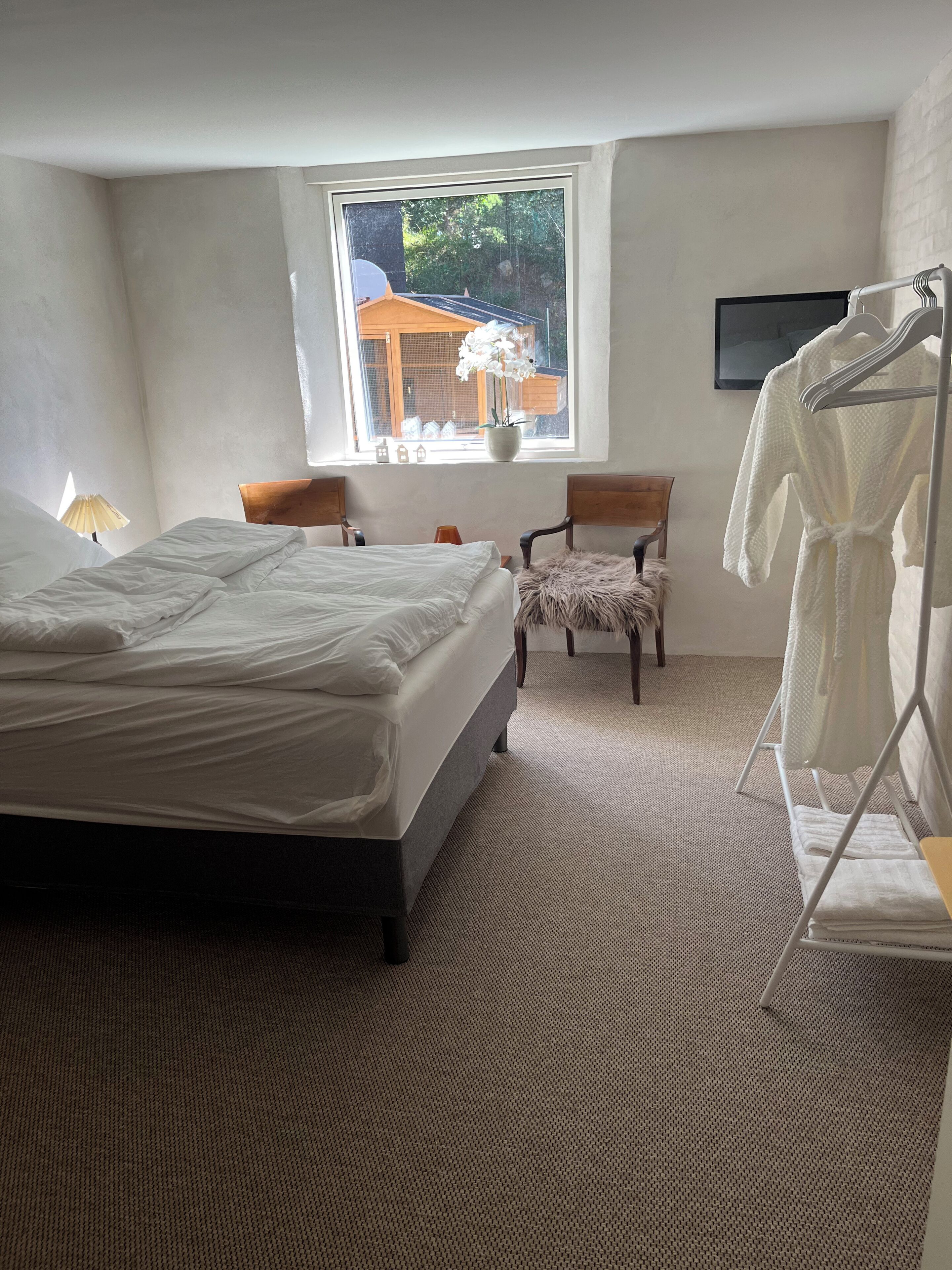 高档床上用品、加厚床垫、迷你吧、特色装修