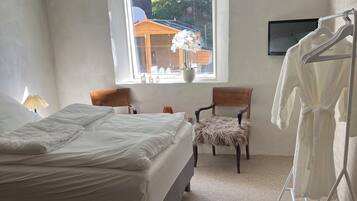 Literie de qualité, lit avec matelas à plateau-coussin, minibar