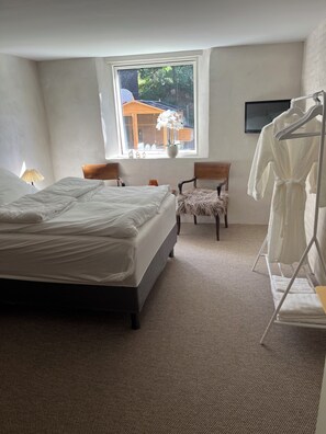 Sengetøy av topp kvalitet, senger med overmadrass, minibar og skrivebord