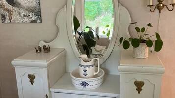 Quarto casal conforto, 1 cama King, vista para a piscina | Comodidades do quarto