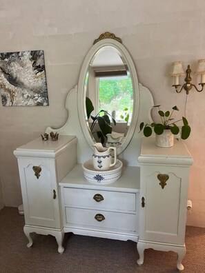 Comfort Double Room, 1 King Bed, Terrace, Pool View | Room amenity - Winding B&B Silkeborg (Silkeborg)