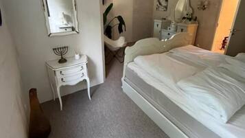 Comfort-Doppelzimmer, 1 King-Bett, Poolblick | Zimmerausstattung