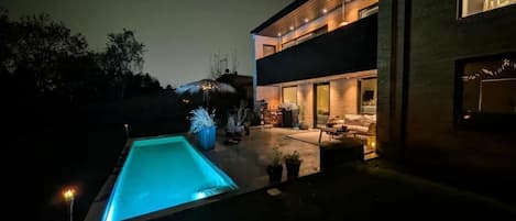 Family Suite | Living area | 21-inch flat-screen TV with digital channels, heated floors