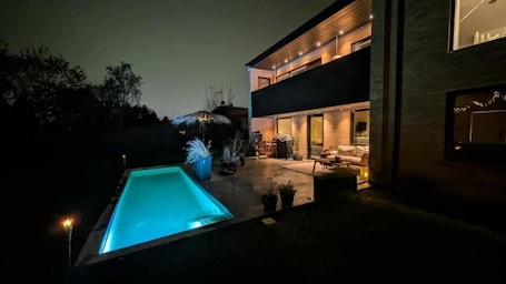 Suite familiar | Zona de estar | Una televisión de pantalla plana, suelo radiante, servicios de streaming. Winding B&B Silkeborg