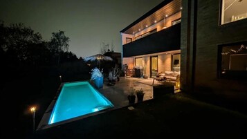 Televisión de pantalla plana, piso con calefacción