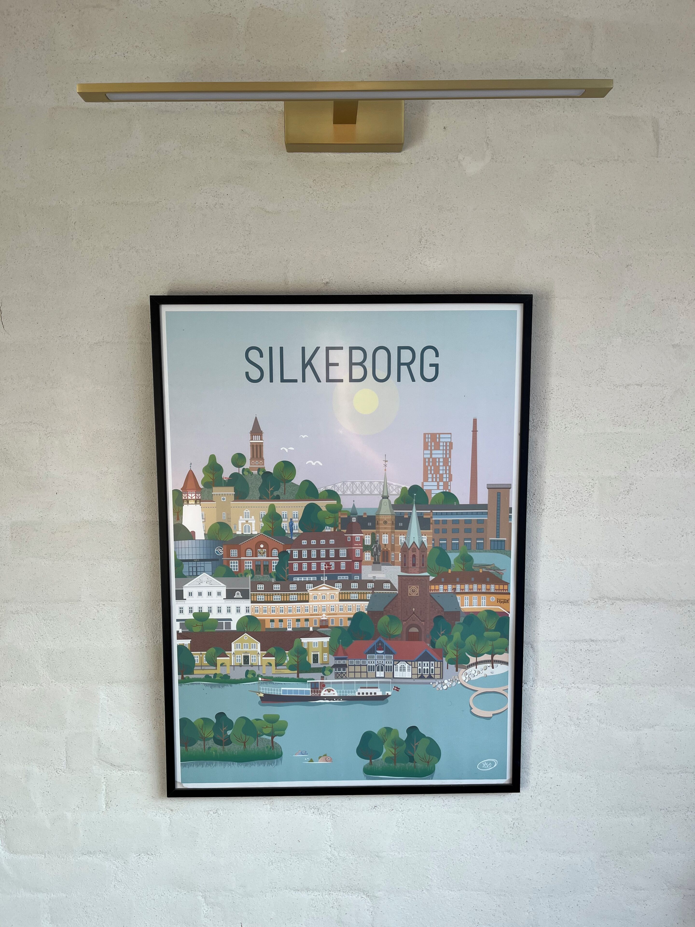 Ilustración enmarco de un paisaje urbano de Silkeborg con cielo despejado y edificios.