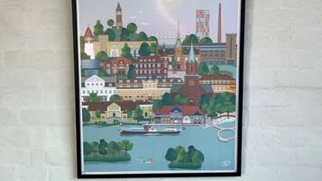 Ilustración enmarco de un paisaje urbano de Silkeborg con cielo despejado y edificios.