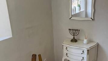 Comfort Double Room, 1 King Bed, Pool View | Room amenity