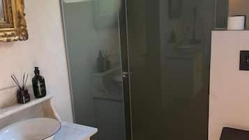 Familien-Suite | Badezimmer | Dusche, Regendusche, kostenlose Toilettenartikel, Haartrockner