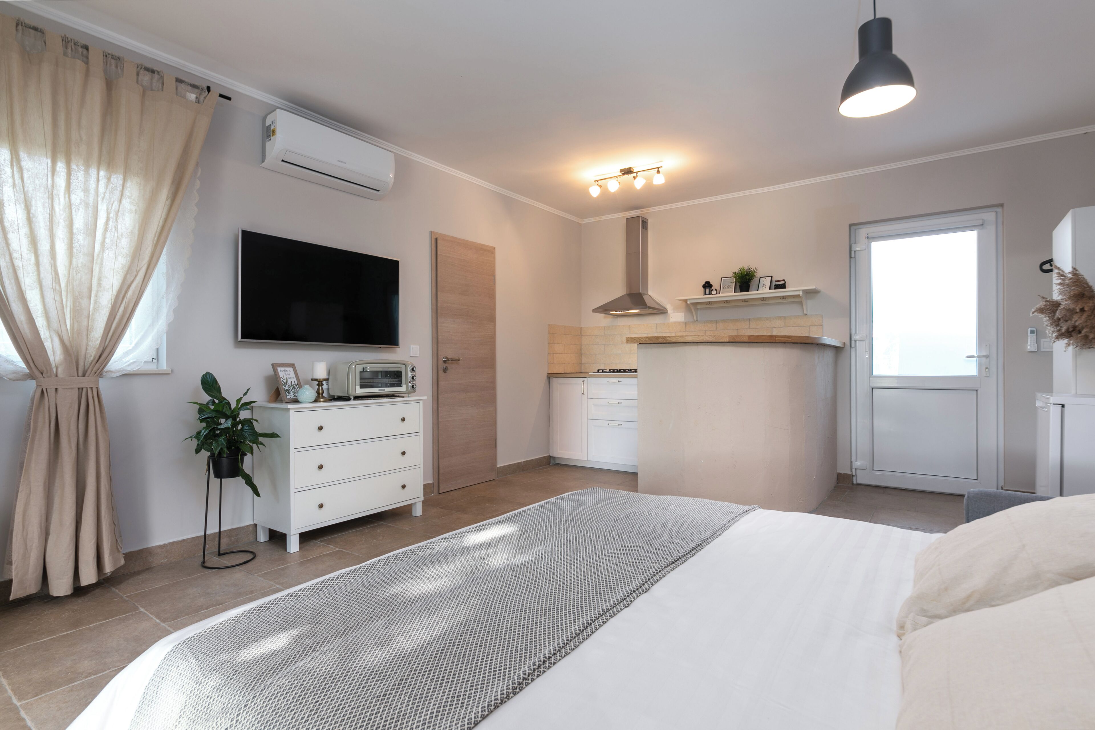 Iron/ironing board, WiFi, bed sheets