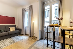 Apartment | Living area | 70-cm Smart TV with digital channels - Wine Apartments Florence Biancone (Florence)