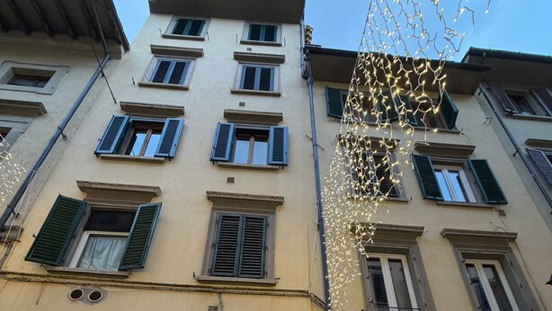 A building with a T-shirt gallery and a store named 'rega bijoux'. - Wine Apartments Florence Biancone (Florence)