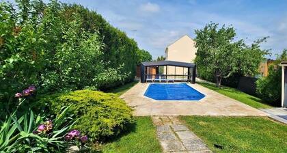 Nalan Johannisien, Maison piscine chauffée-Spa