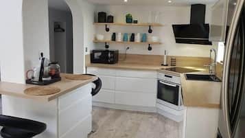 Kjøleskap og kokeplater