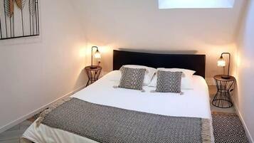 5 bedrooms, iron/ironing board, WiFi, bed sheets