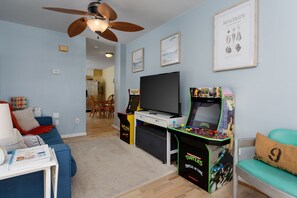 TV - NEW 5 BED BEACH HOUSE- steps away from beach - private parking - game room (Carolina Beach)