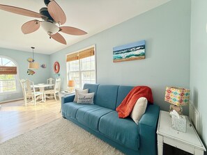 TV - NEW 5 BED BEACH HOUSE- steps away from beach - private parking - game room (Carolina Beach)