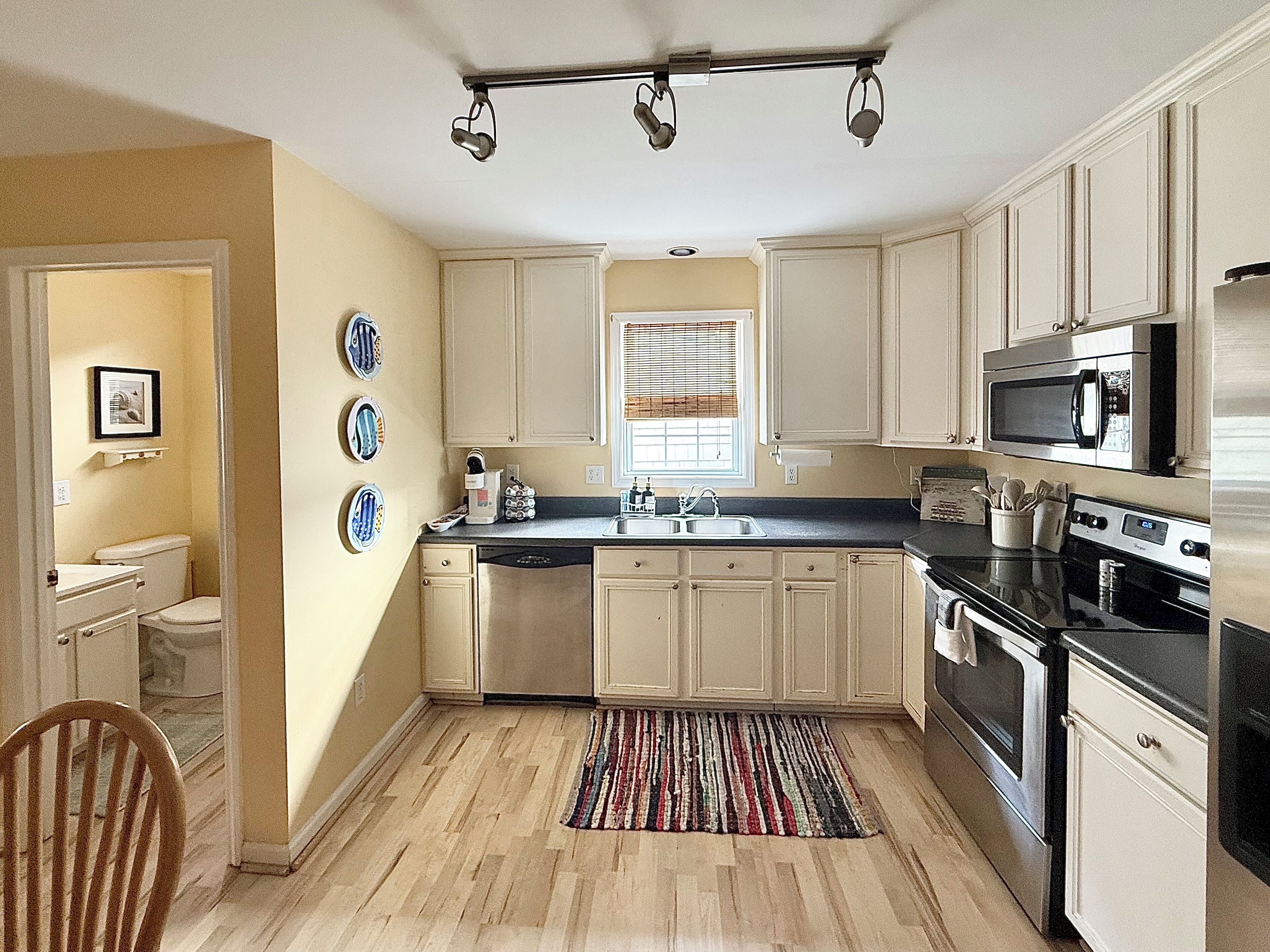 Microondas, horno, parrilla de estufa y lavavajillas 