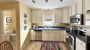 Microondas, horno, parrilla de estufa y lavavajillas