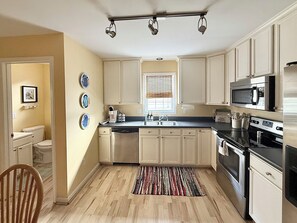 Microondas, horno, parrilla de estufa y lavavajillas 