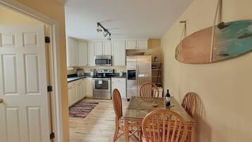 Microondas, horno, parrilla de estufa y lavavajillas