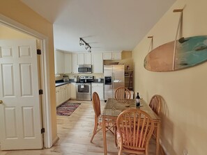 Microondas, horno, parrilla de estufa y lavavajillas 