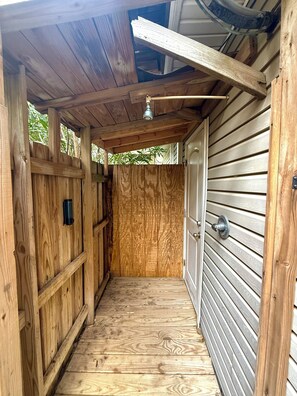 Property grounds - NEW 5 BED BEACH HOUSE- steps away from beach - private parking - game room (Carolina Beach)