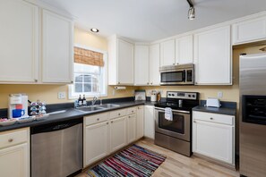 Microwave, oven, stovetop, dishwasher - NEW 5 BED BEACH HOUSE- steps away from beach - private parking - game room (Carolina Beach)