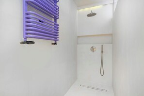 Shower, hair dryer, towels, shampoo - Colorful Apartment in the Center | Balcony and Close to the Beach (Gdynia)
