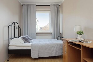 4 bedrooms, desk, iron/ironing board, travel cot - Family Apartment with Balcony | 3 Bedrooms, Close to Metro (Warszawa)