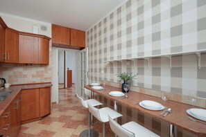 Fridge, oven, stovetop, electric kettle