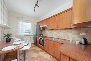 Fridge, oven, stovetop, electric kettle