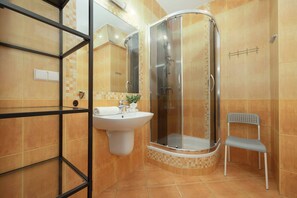 Shower, hair dryer, towels, shampoo - Family Apartment with Balcony | 3 Bedrooms, Close to Metro (Warszawa)